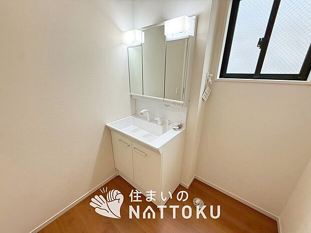 【洗面台・洗面所】鏡の両サイドは、必要なものを取出しやすく、大きな鏡面で朝の準備も快適。
使いやすいリフトアップ機能付きのシングルレバーシャワー水栓付です。
