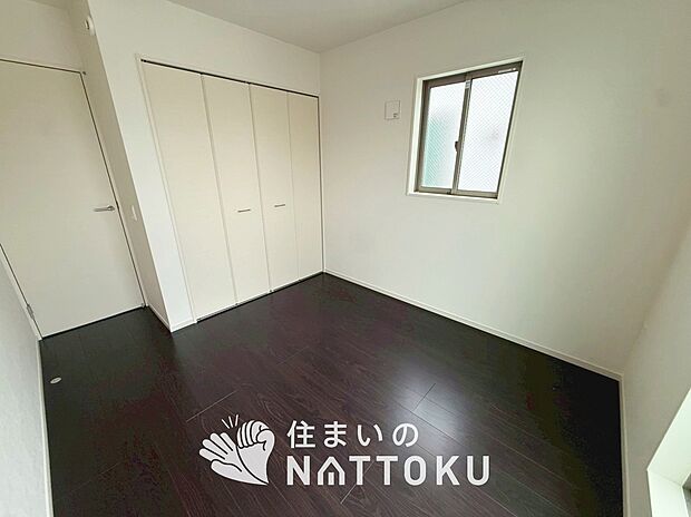 【現地写真(洋室)】木目の美しさを際立たせるシンプルデザインの建具を使用しています。