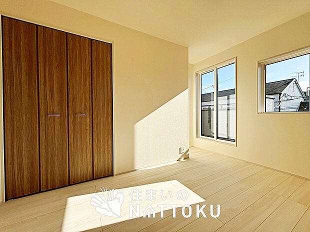 【現地写真（寝室）】木目の美しさを際立たせるシンプルデザインの建具を使用しています。