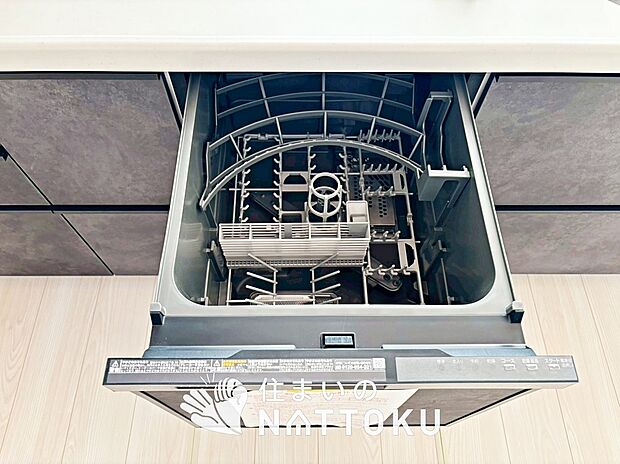 【食器洗い乾燥機】食後の時間にゆとりを与えてくれる食器洗い乾燥機。
操作ボタンも上面にあるので、腰をかがめずに操作ができラクラクです。