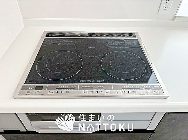 【ビルトインコンロ】フラットな構造で清掃性が高く、過熱防止センサー付３口タイプで日頃の家事も快適です。