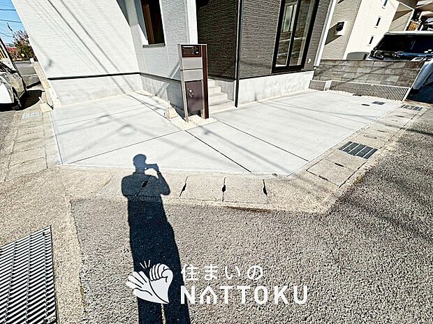 【現地写真（駐車場）】駐車スペースが広く、運転が苦手な方も安心です。