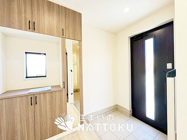 【現地写真（玄関）】玄関には、大型のシューズ収納を設置しています。