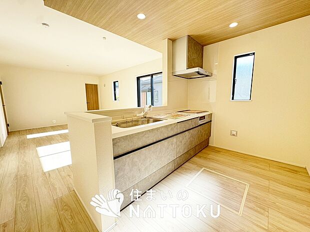 【現地写真（キッチン）】収納たっぷりのシステムキッチン、浄水器付水栓を標準装備しています。