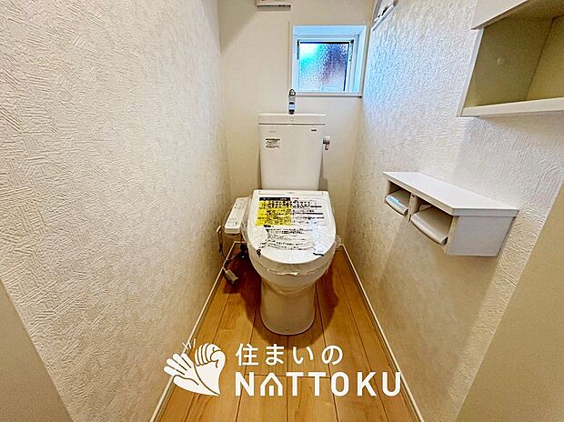 【トイレ】汚れてもサッとひと拭きでお手入れ簡単、エコ仕様の温水洗浄便座付きのトイレです。
バリアフリーにも配慮しています。