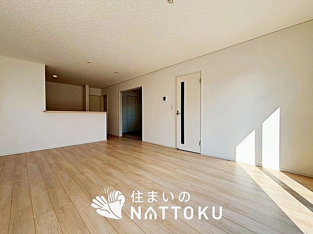 【現地写真（リビング）】フローリング材には、木目、色調など木材特有の風合いがあり、ナチュラルな美しさになっています。