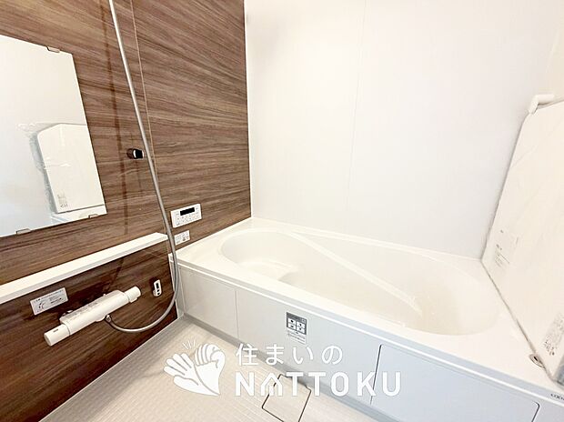 【現地写真（浴室）】浴室暖房乾燥機付き。１坪タイプで広々です。