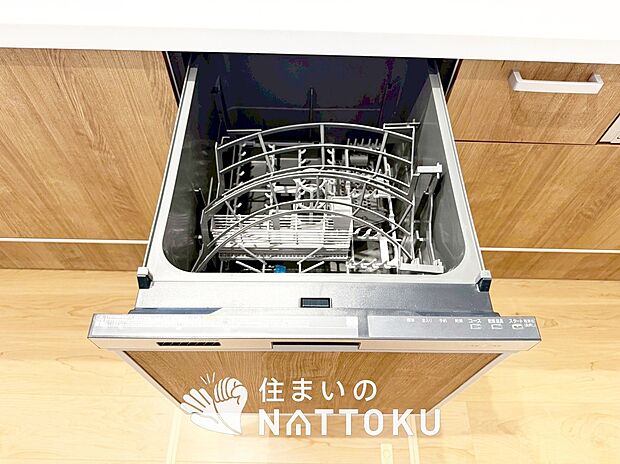 【食器洗い乾燥機】食後の時間にゆとりを与えてくれる食器洗い乾燥機。
操作ボタンも上面にあるので、腰をかがめずに操作ができラクラクです。