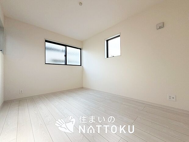 【現地写真(洋室)】木目の美しさを際立たせるシンプルデザインの建具を使用しています。