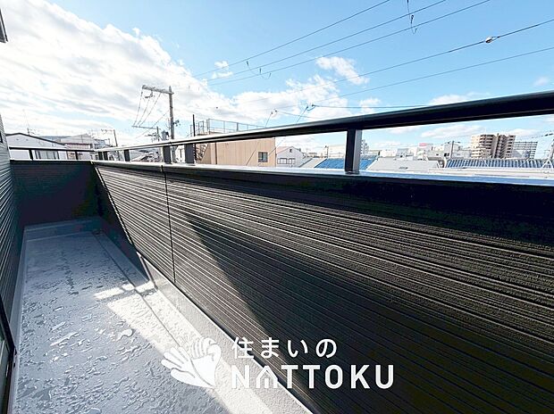 【バルコニー】奥行きが広く、洗濯物をゆったりと干せる十分な広さで、家族の洗濯も捗ります。