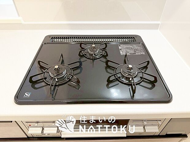 【ビルトインコンロ】フラットな構造で清掃性が高く、過熱防止センサー付3口タイプで日頃の家事も快適です。