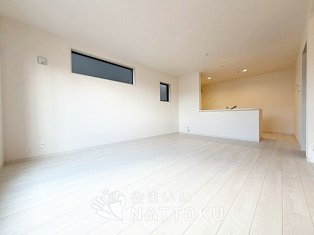 【現地写真(リビング)】フローリング材には、木目、色調など木材特有の風合いがあり、ナチュラルな美しさになっています。