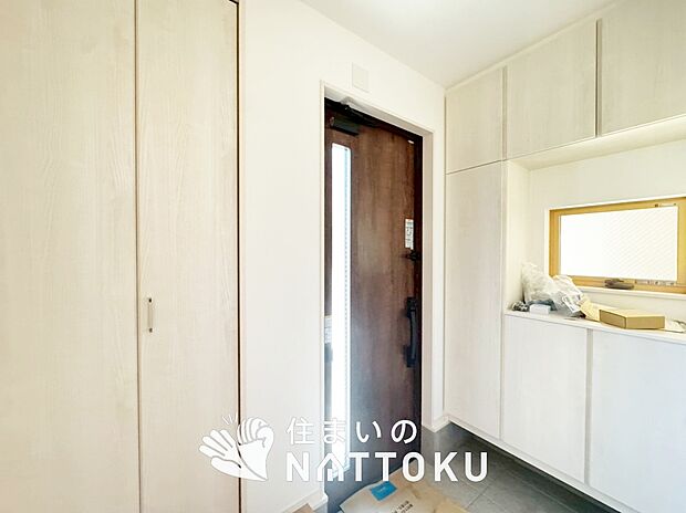 【現地写真（玄関）】玄関には、大型のシューズ収納を設置しています。