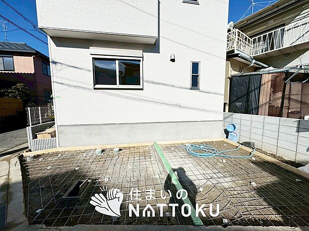 【現地写真（駐車場）】駐車スペースが広く、運転が苦手な方も安心です。