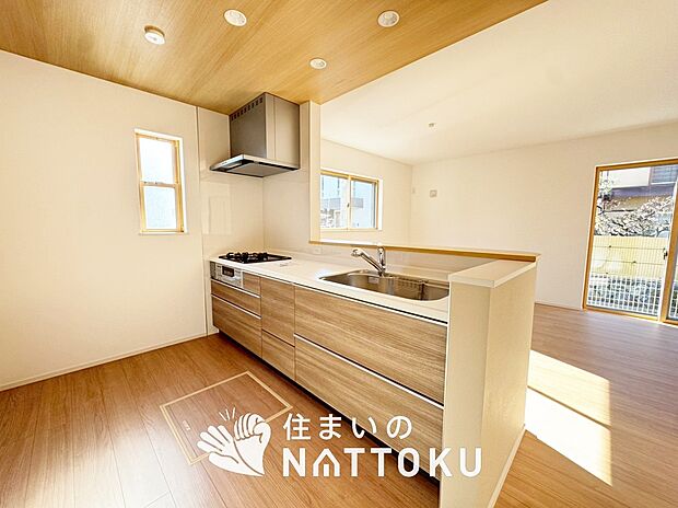 【現地写真（キッチン）】収納たっぷりのシステムキッチン、浄水器付水栓を標準装備しています。