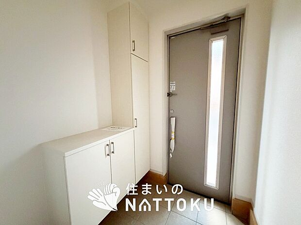 【現地写真（玄関）】玄関には、大型のシューズ収納を設置しています。