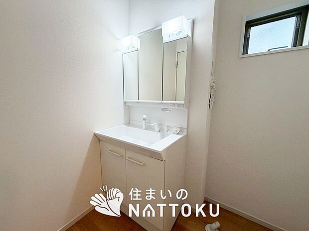 【洗面台・洗面所】鏡の両サイドは、必要なものを取出しやすく、大きな鏡面で朝の準備も快適。
使いやすいリフトアップ機能付きのシングルレバーシャワー水栓付です。