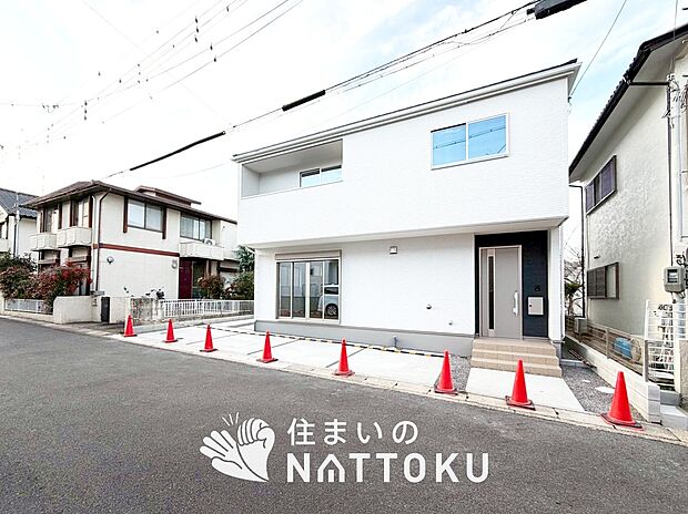 【現地写真（前道含む外観）】断熱性、気密性を高める工夫で一年中ずっと心地よく暮らせる、高気密・高断熱です。