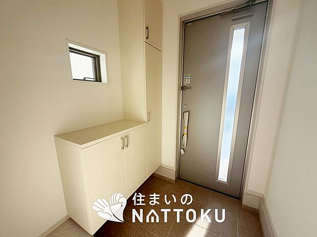 【現地写真（玄関）】玄関には、大型のシューズ収納を設置しています。