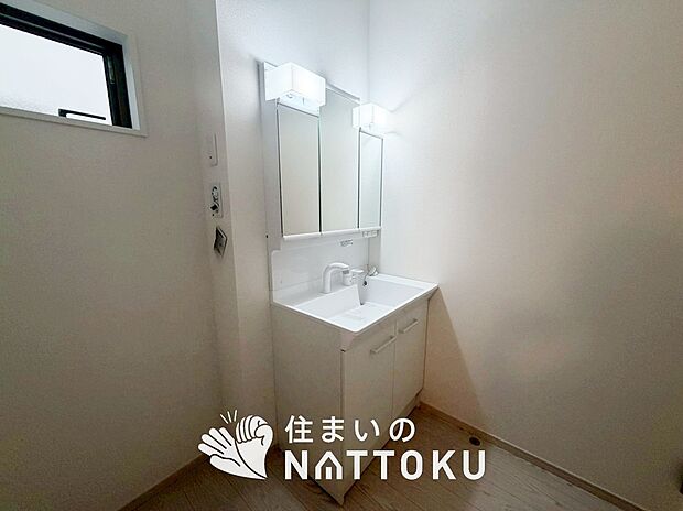 【洗面台・洗面所】鏡の両サイドは、必要なものを取出しやすく、大きな鏡面で朝の準備も快適。
使いやすいリフトアップ機能付きのシングルレバーシャワー水栓付です。