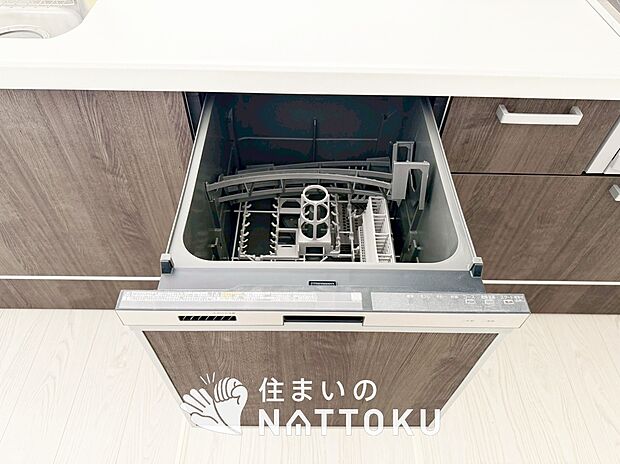 【食器洗い乾燥機】食後の時間にゆとりを与えてくれる食器洗い乾燥機。
操作ボタンも上面にあるので、腰をかがめずに操作ができラクラクです。