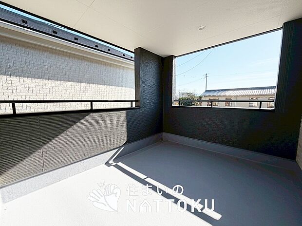 【バルコニー】奥行きが広く、洗濯物をゆったりと干せる十分な広さで、家族の洗濯も捗ります。