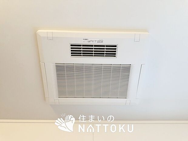 【電気式浴室暖房換気乾燥機】寒い冬場はあたたかく、暑い夏場は扇風機のような心地よさです。
雨の日は、浴室が衣類乾燥スペースになります。