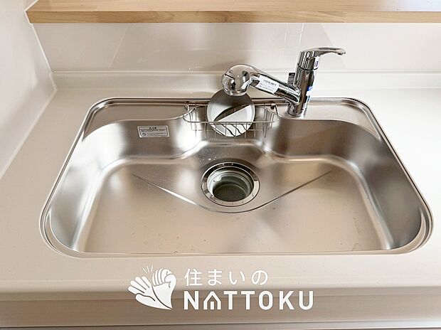 【浄水器内臓ハンドシャワー付シンク】広々とした凸型シンクに洗剤ポケットを標準装備。すっきり収納できます。
また、蛇口の先端に浄水器を内蔵しているため場所をとりません。