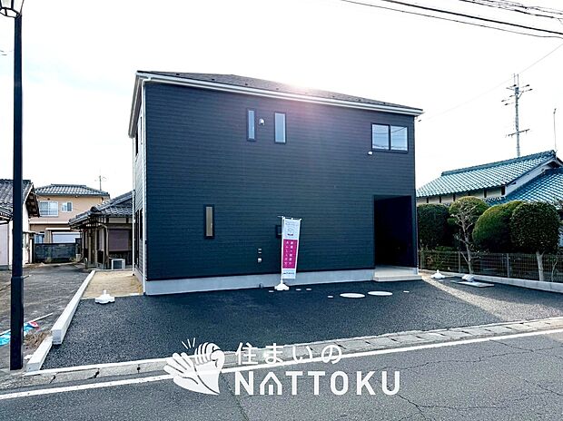 【現地写真（外観）】雨で汚れを落とし、耐久性・耐候性に優れた外壁を使用しています。