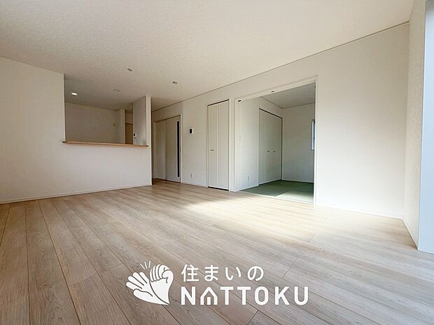 【現地写真（リビング）】フローリング材には、木目、色調など木材特有の風合いがあり、ナチュラルな美しさになっています。