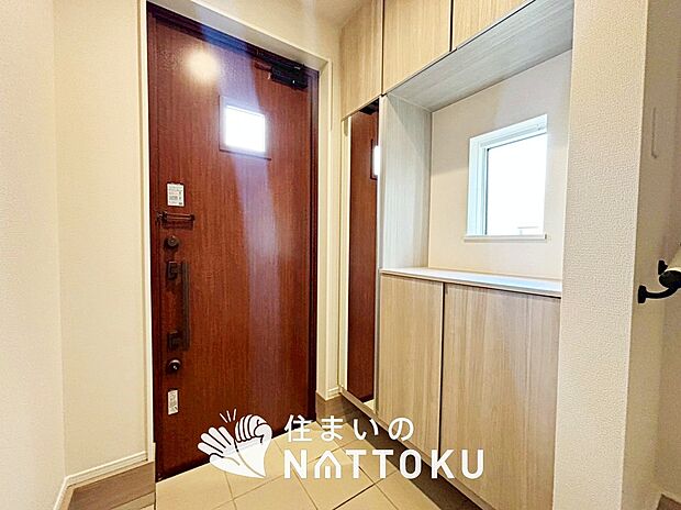 【現地写真（玄関）】玄関には、大型のシューズ収納を設置しています。