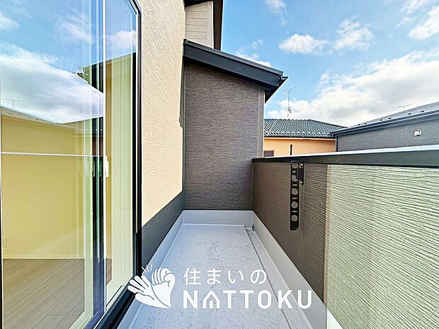 【バルコニー】奥行きが広く、洗濯物をゆったりと干せる十分な広さで、家族の洗濯も捗ります。