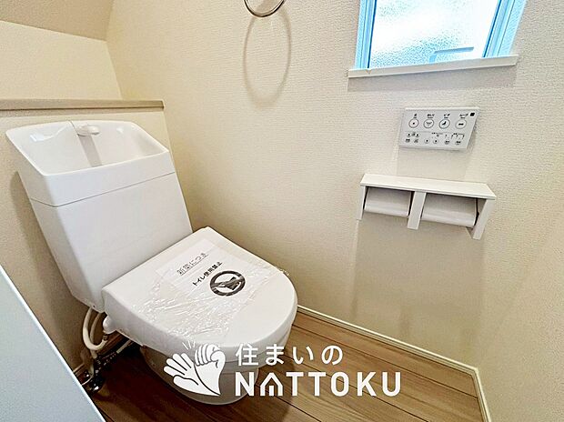 【トイレ】汚れてもサッとひと拭きでお手入れ簡単、エコ仕様の温水洗浄便座付きのトイレです。
バリアフリーにも配慮しています。