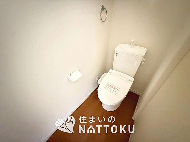 【トイレ】汚れてもサッとひと拭きでお手入れ簡単、エコ仕様の温水洗浄便座付きのトイレです。
バリアフリーにも配慮しています。