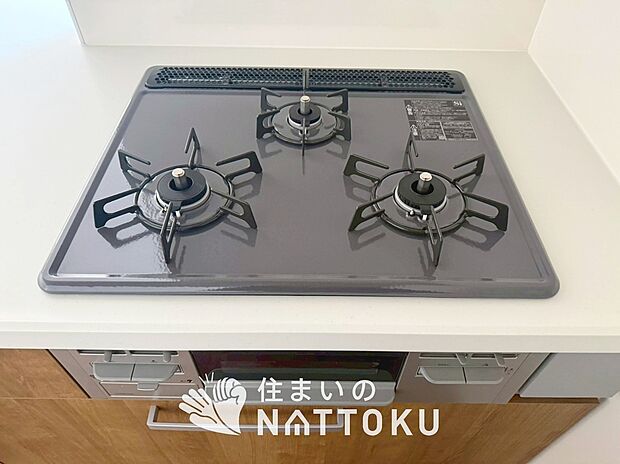 【ビルトインコンロ】フラットな構造で清掃性が高く、過熱防止センサー付３口タイプで日頃の家事も快適です。