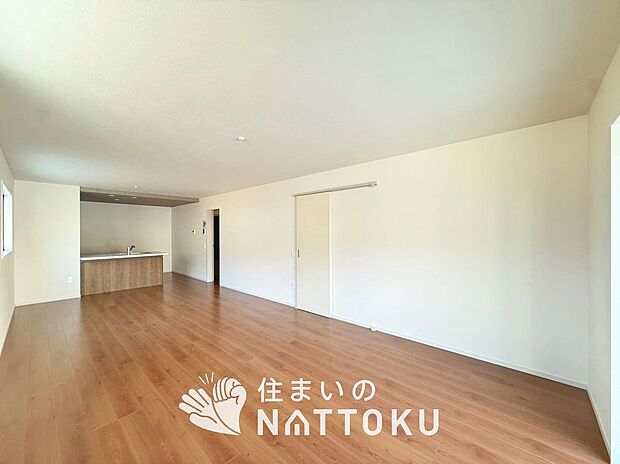 【現地写真（リビング）】フローリング材には、木目、色調など木材特有の風合いがあり、ナチュラルな美しさになっています。