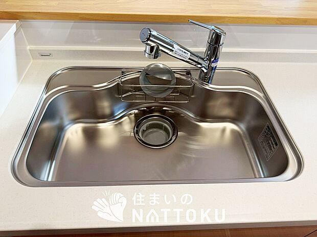 【浄水器内臓ハンドシャワー付シンク】広々とした凸型シンクに洗剤ポケットを標準装備。すっきり収納できます。
また、蛇口の先端に浄水器を内蔵しているため場所をとりません。