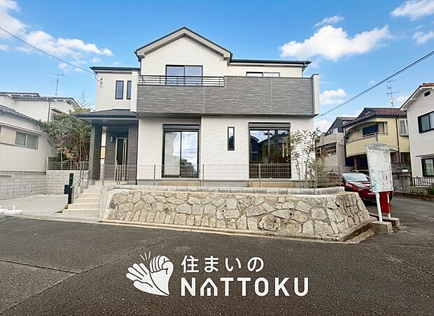 【現地写真（外観）】雨で汚れを落とし、耐久性・耐候性に優れた外壁を使用しています。