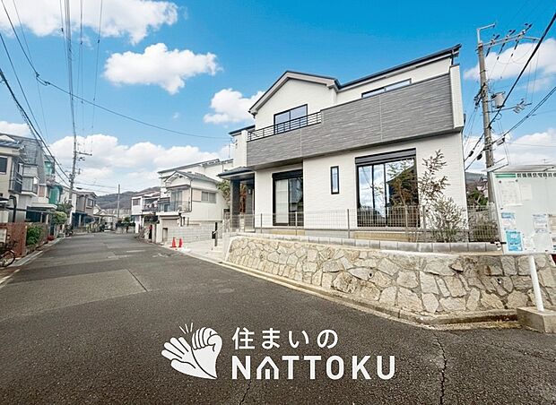 【現地写真（前道含む外観）】軽くて火災に強い屋根材を採用し、地震時の建物への負担や揺れを軽減しています。