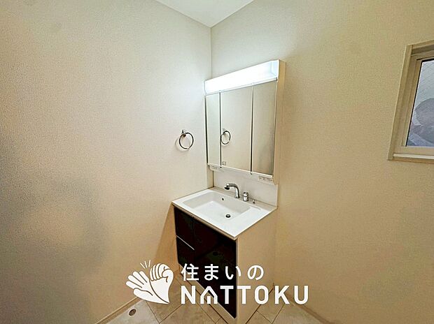 【洗面台・洗面所】鏡の両サイドは、必要なものを取出しやすく、大きな鏡面で朝の準備も快適。
使いやすいリフトアップ機能付きのシングルレバーシャワー水栓付です。