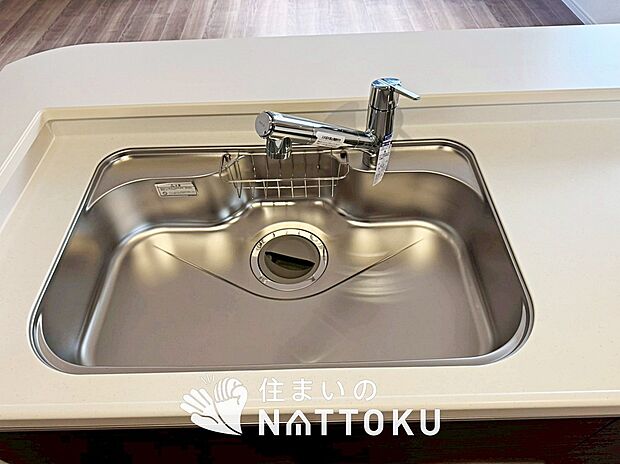 【浄水器内臓型ハンドシャワー付シンク】傷や汚れが付きにくい静音仕様の全面エンボス加工シンク。
また、蛇口の先端に浄水器を内蔵。浄水シャワーが使える毎分4リットルのたっぷり浄水。