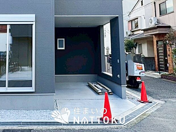 【現地写真（駐車場）】駐車スペースが広く、運転が苦手な方も安心です。