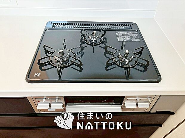 【ビルトインコンロ】フラットな構造で清掃性が高く、過熱防止センサー付３口タイプで日頃の家事も快適です。