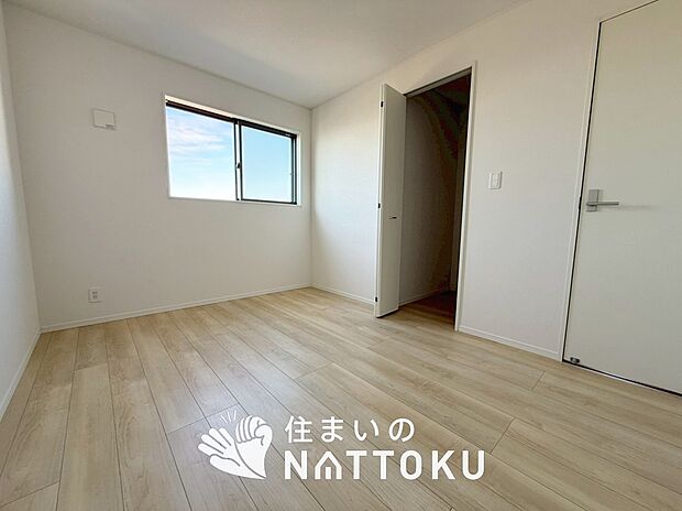 【現地写真（洋室）】木目の美しさを際立たせるシンプルデザインの建具を使用しています。