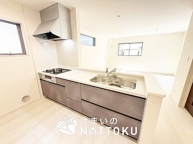 【現地写真（キッチン）】収納たっぷりのシステムキッチン、浄水器付水栓を標準装備しています。