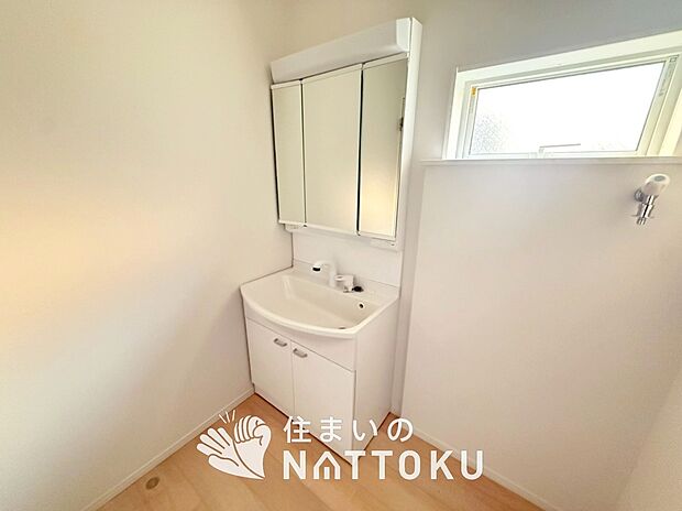 【洗面台・洗面所】鏡の両サイドは、必要なものを取出しやすく、大きな鏡面で朝の準備も快適。
使いやすいリフトアップ機能付きのシングルレバーシャワー水栓付です。
