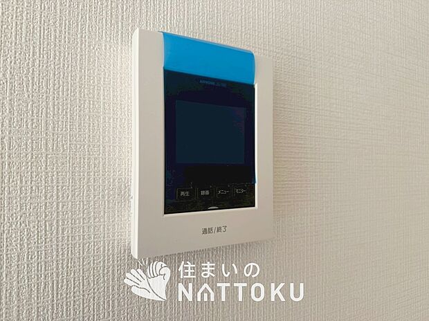 【TVモニター付インターホン】手放し通話ができ、送話表示灯で送話・受話状態が確認できます。
映像と音声で玄関先の様子をチェックできるモニター機能や、夜間の訪問者の顔も確認できるLEDライトを装備しています。