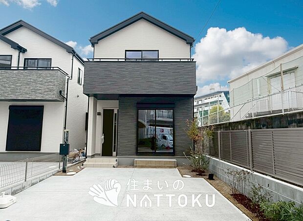 【現地写真（外観）【C号地】】軽くて火災に強い屋根材を採用し、地震時の建物への負担や揺れを軽減しています。