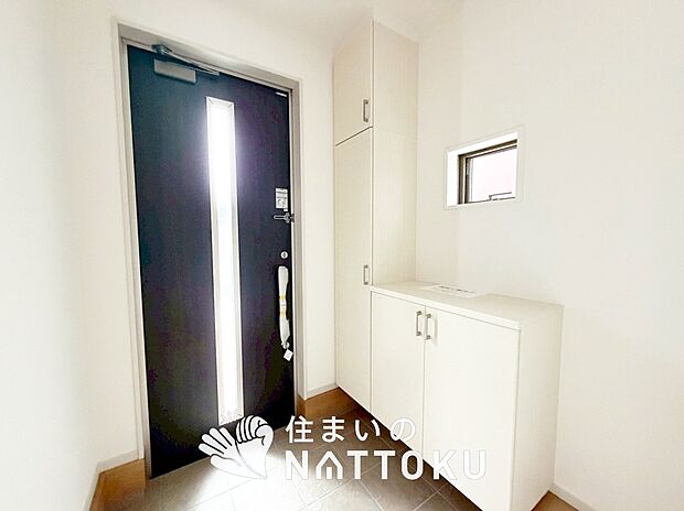 【現地写真（玄関）】玄関には、大型のシューズ収納を設置しています。