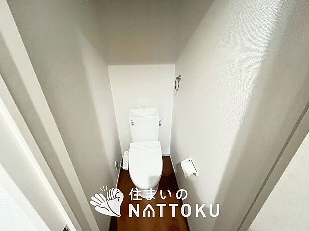 【トイレ】汚れてもサッとひと拭きでお手入れ簡単、エコ仕様の温水洗浄便座付きのトイレです。
バリアフリーにも配慮しています。

